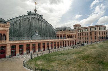 Madrid İspanya - Nisan 2014. Anonim insanlar merkezi Madrid, İspanya'nın başkenti sokaklarında yürüyüş.
