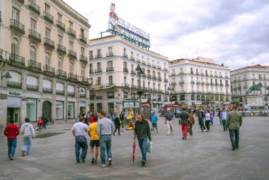 Madrid İspanya - Nisan 2014. Anonim insanlar merkezi Madrid, İspanya'nın başkenti sokaklarında yürüyüş.