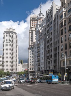 Madrid İspanya - Nisan 2014. Anonim kişi Gran Via Madrid, İspanya'nın başkenti sokak boyunca yürüyüş ile neoklasik yapılar.