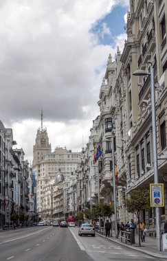 Madrid İspanya - Nisan 2014. Madrid, İspanya'nın başkenti sokaklarında yürüyüş anonim kişi ile neoklasik yapılar.