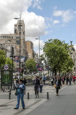 Madrid İspanya - Nisan 2014. Madrid, İspanya'nın başkenti sokaklarında yürüyüş anonim kişi ile neoklasik yapılar.