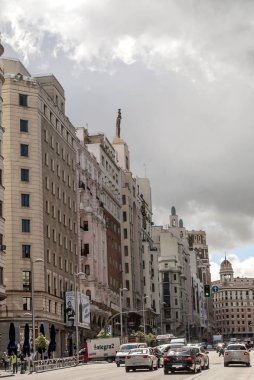 Madrid İspanya - Nisan 2014. Anonim kişi Gran Via Madrid, İspanya'nın başkenti sokak boyunca yürüyüş ile neoklasik yapılar.
