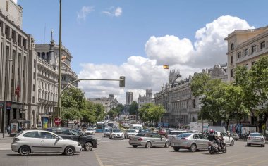 Madrid İspanya - Nisan 2014. Anonim kişi Gran Via Madrid, İspanya'nın başkenti sokak boyunca yürüyüş ile neoklasik yapılar.