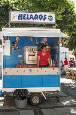 La Orotava Tenerife İspanya - Haziran 2014. Dondurma dükkanı koyar dondurma İspanyolca üstte eğilimi bir kadınla.