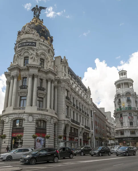 Madrid España Mayo 2014 Edificios Neoclásicos Con Gente Anónima Caminando — Foto de Stock