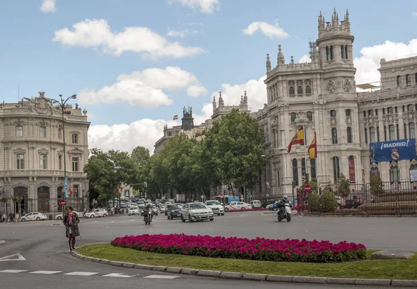 Madrid España Mayo 2014 Edificios Neoclásicos Con Gente Anónima Caminando — Foto de Stock