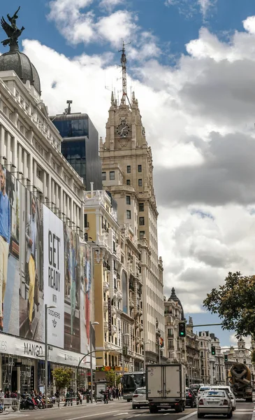 Madrid España Mayo 2014 Edificios Neoclásicos Con Gente Anónima Caminando — Foto de Stock