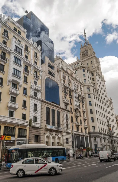 Madrid España Mayo 2014 Edificios Neoclásicos Con Gente Anónima Caminando — Foto de Stock