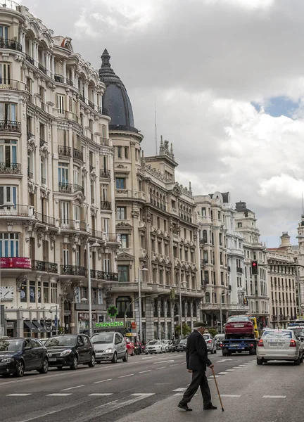 Madrid Hiszpania Maja 2014 Neoklasycznych Budynków Anonimowych Ludzi Chodzących Wzdłuż — Zdjęcie stockowe