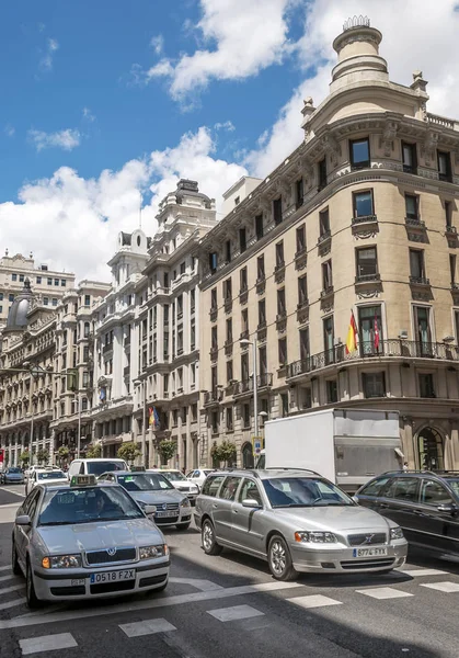 Madrid España Mayo 2014 Edificios Neoclásicos Con Gente Anónima Caminando — Foto de Stock