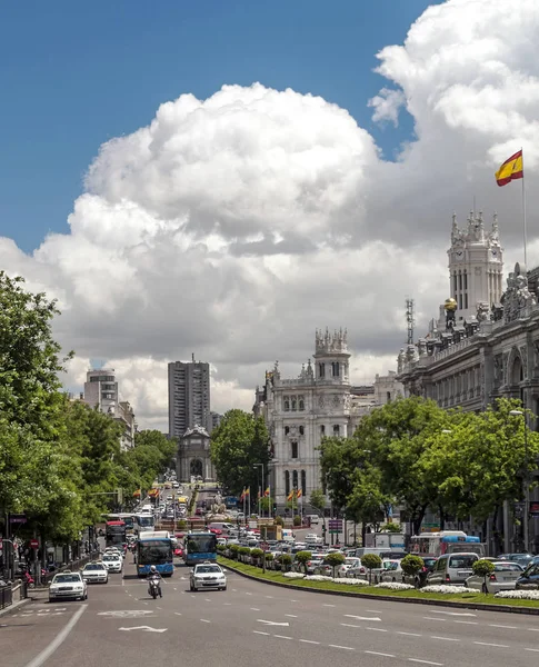 Мадрид Испания 2014 Году Неоклассические Здания Анонимными Людьми Идущими Улицам — стоковое фото