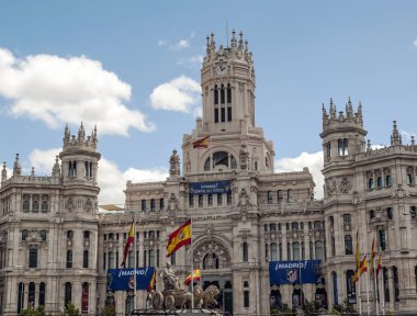 Madrid İspanya - Nisan 2014. Madrid, İspanya'nın başkenti sokaklarında yürüyüş anonim kişi ile neoklasik yapılar.