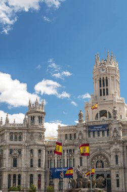 Madrid İspanya - Nisan 2014. Madrid, İspanya'nın başkenti sokaklarında yürüyüş anonim kişi ile neoklasik yapılar.