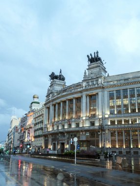 Madrid İspanya - Nisan 2014. Anonim kişi Gran Via Madrid, İspanya'nın başkenti sokak boyunca yürüyüş ile neoklasik yapılar.