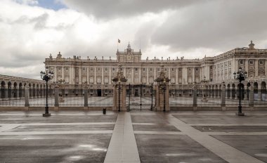 Güneşli bir neoklasik tarzda Madrid Kraliyet Sarayı