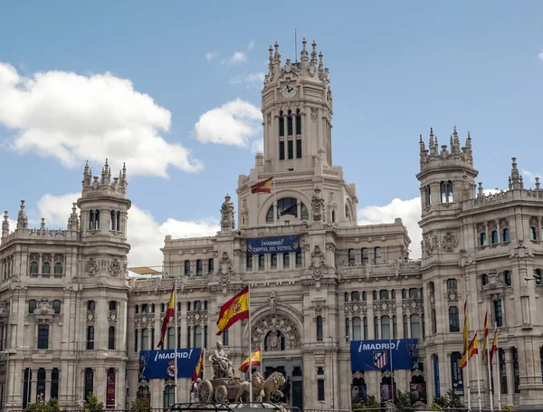 Madrid España Mayo 2014 Edificios Neoclásicos Con Gente Anónima Caminando — Foto de Stock