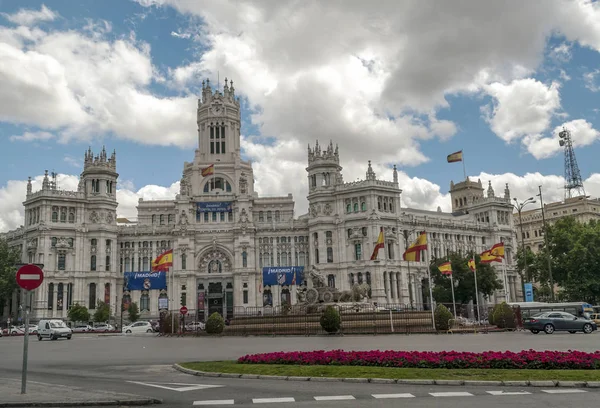 Madrid España Mayo 2014 Edificios Neoclásicos Con Gente Anónima Caminando — Foto de Stock