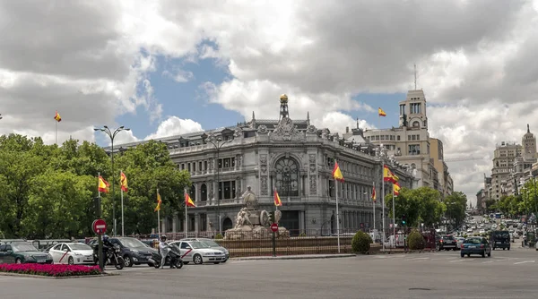 Madrid España Mayo 2014 Edificios Neoclásicos Con Gente Anónima Caminando — Foto de Stock