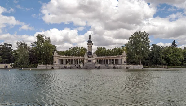 Мадрид Испания 2014 Году Анонимные Туристы Гуляющие Парку Отдыха Мадриде — стоковое фото