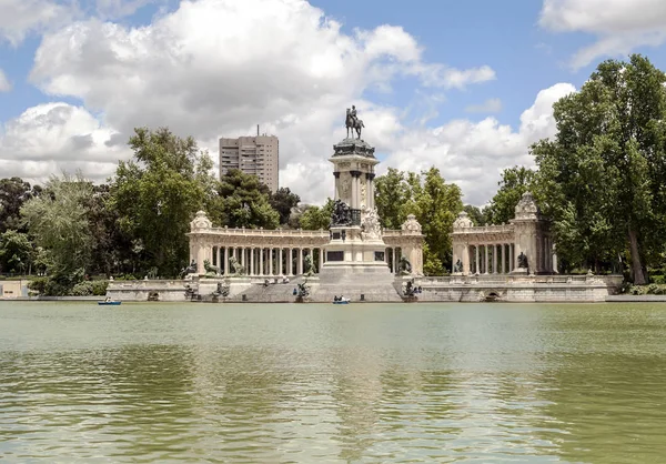 Madrid España Mayo 2014 Turistas Anónimos Caminando Por Parque Retiro — Foto de Stock