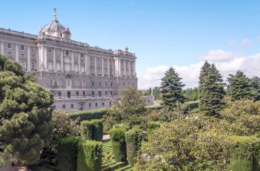 Güneşli bir neoklasik tarzda Madrid Kraliyet Sarayı