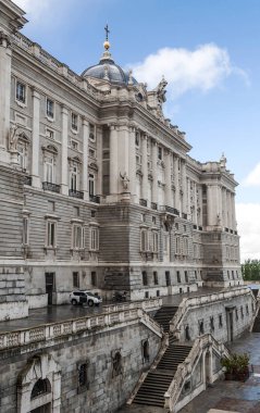 Güneşli bir neoklasik tarzda Madrid Kraliyet Sarayı