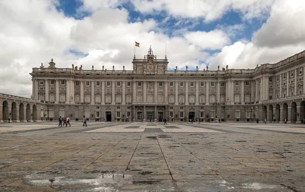 Madrid España Mayo 2014 Gente Anónima Caminando Fuera Del Palacio — Foto de Stock