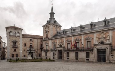 Madrid güneşli bir neoklasik tarzda Almudena Katedrali