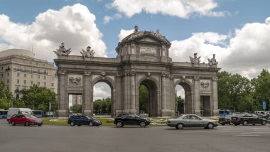 Madrid İspanya - Nisan 2014. Puerta de Alcala ile İspanya'nın başkenti Madrid içinde dolaşan arabalar.