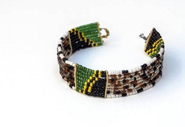 Beyaz arka plan tarafından çevrili Masais bilezik