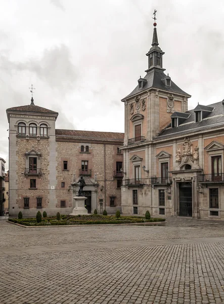 Madrid güneşli bir neoklasik tarzda Almudena Katedrali