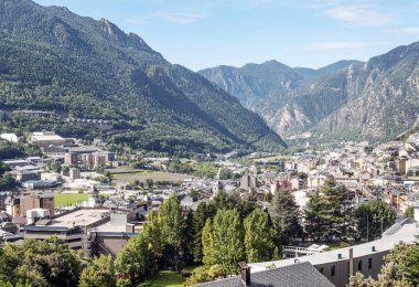 Bir Andorra la Vella havadan görünümü arka planda Pirene Dağları ile