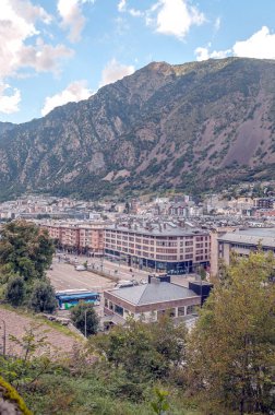 Andorra La Vella, Andorra - Eylül 2014. Anonim insanlar güneşli bir günde Andorra merkezi sokaklarında yürürken, insanlar. Pirene Dağları ile çevrili bir şehir.