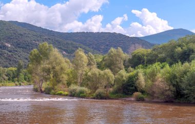 Bir Andorra la Vella, Andorra la nehrine nehirde backgroundella Pirenelerde Dağları ile arka planda Pirene Dağları ile
