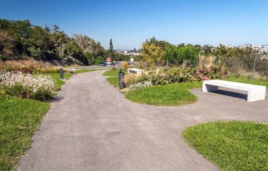 Fransa 'nın güneyindeki Lagrasse' de güneşli bir günde tarlalar