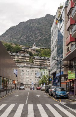 Andorra La Vella, Andorra - Eylül 2014. Anonim insanlar güneşli bir günde Andorra merkezi sokaklarında yürürken, insanlar. Pirene Dağları ile çevrili bir şehir.