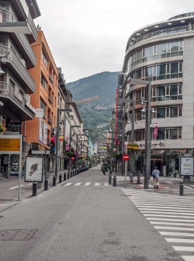 Andorra La Vella, Andorra - Eylül 2014. Anonim insanlar güneşli bir günde Andorra merkezi sokaklarında yürürken, insanlar. Pirene Dağları ile çevrili bir şehir.