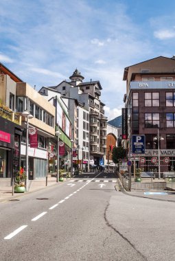 Andorra La Vella, Andorra - Eylül 2014. Anonim insanlar güneşli bir günde Andorra merkezi sokaklarında yürürken, insanlar. Pirene Dağları ile çevrili bir şehir.