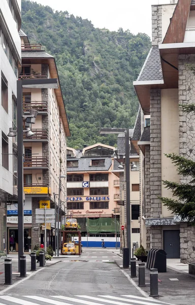 アンドラ ヴェリャ アンドラ 2014 匿名の人々 晴れた日にアンドラの中心街を歩きます それはピレネー山脈の山々 に囲まれた街です — ストック写真