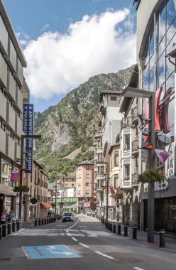 Andorra La Vella, Andorra - Eylül 2014. Anonim insanlar güneşli bir günde Andorra merkezi sokaklarında yürürken, insanlar. Pirene Dağları ile çevrili bir şehir.