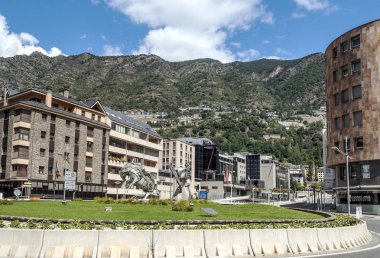 Andorra La Vella, Andorra - Eylül 2014. Anonim insanlar güneşli bir günde Andorra merkezi sokaklarında yürürken, insanlar. Pirene Dağları ile çevrili bir şehir.