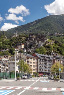 Andorra La Vella, Andorra - Eylül 2014. Anonim insanlar güneşli bir günde Andorra merkezi sokaklarında yürürken, insanlar. Pirene Dağları ile çevrili bir şehir.