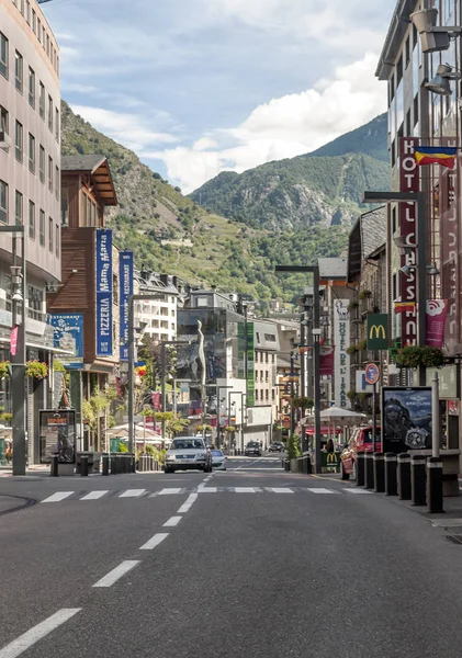 Andorra La Vella, Andorra - Eylül 2014. Anonim insanlar güneşli bir günde Andorra merkezi sokaklarında yürürken, insanlar. Pirene Dağları ile çevrili bir şehir.