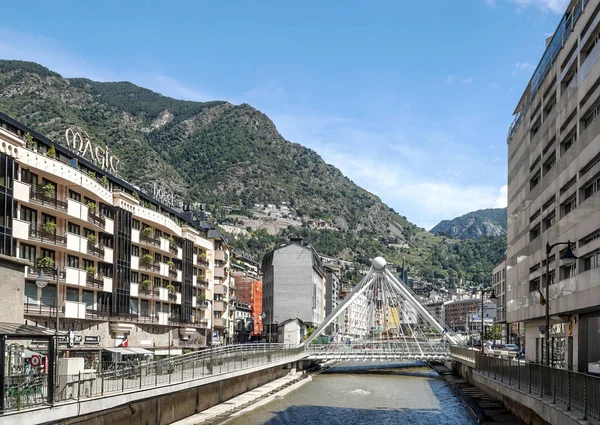 Andorra La Vella, Andorra - Eylül 2014. Anonim insanlar güneşli bir günde Andorra merkezi sokaklarında yürürken, insanlar. Pirene Dağları ile çevrili bir şehir.