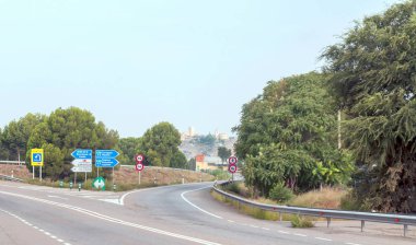İspanya 'nın kuzeyindeki yol, birkaç yere uzaklık sinyalleri veriyor.