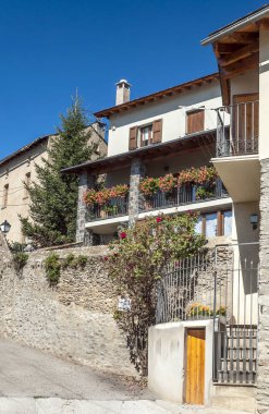 Pirene dağlarında Girona 'da taş evler olan sokaklar