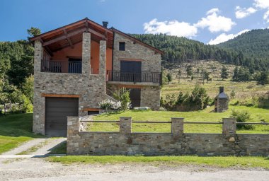 Pirene dağlarında Girona 'da taş evler olan sokaklar