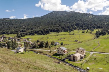 Arkasında Pireneler olan Andorra la Vella Dağları