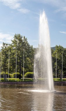 Nehirde dikey su fışkırır.