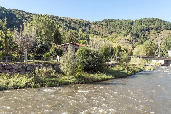 Bir Andorra la Vella, Andorra la nehrine nehirde backgroundella Pirenelerde Dağları ile arka planda Pirene Dağları ile